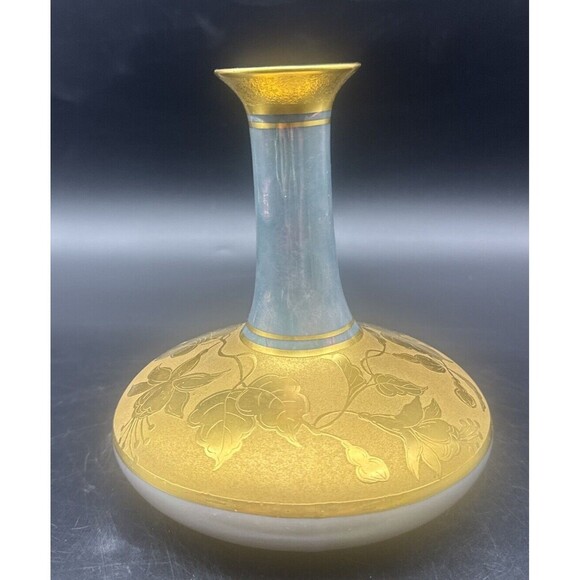 VTG BLUE Iridescent W/GOLD Leaf & Trim Porcelain Vase 6.5” Signed RARE - Picture 2 of 5